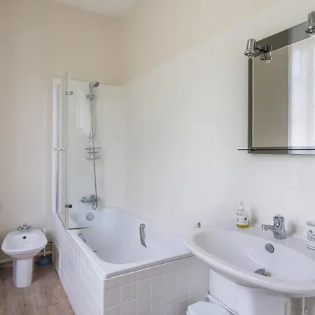 Vila Les Tiraux Sleeps 8 Wifi